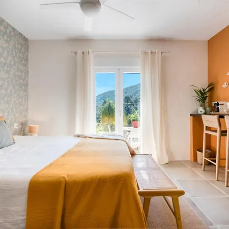 La Ruta Naranja Bed and Breakfast *